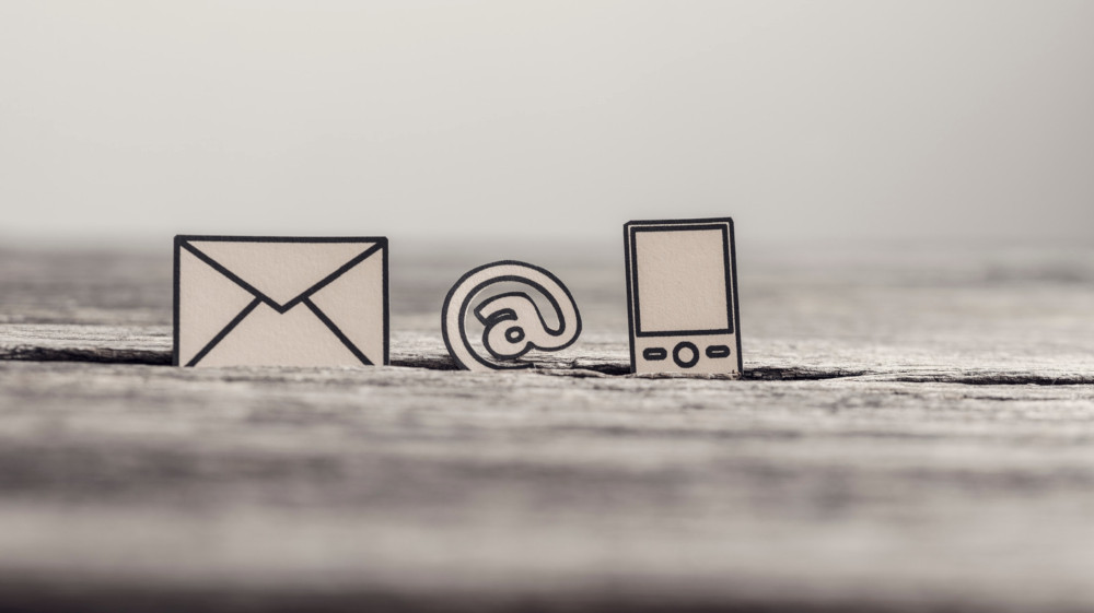 Instructions pour un pied de page d’e-mails dans Cenplex